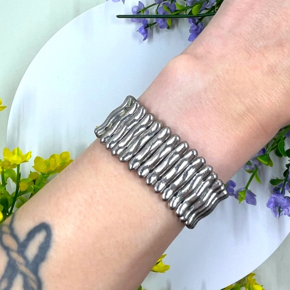 Avant Garde Signed Vintage Stretch Silver Plated Brass Bracelet - Picture 3 of 7